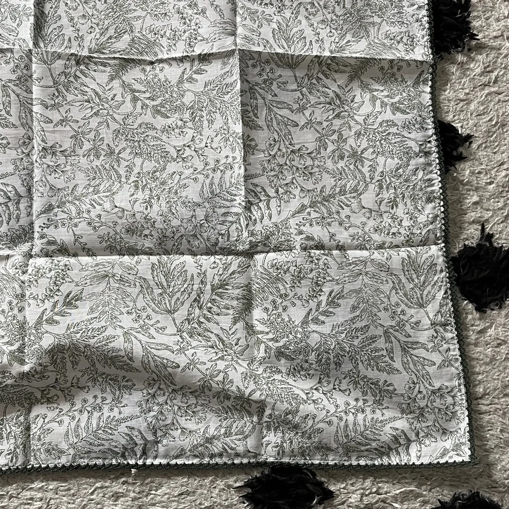 Elegant Gray Leaf Pattern scarf No brand 27x27